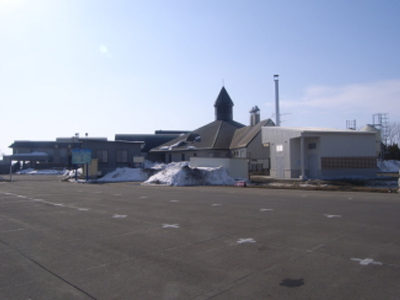 南幌温泉外観（手前建物が今回新設したボイラー室です）