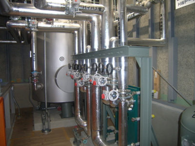 ボイラー室内配管施工状況、貯湯槽（SUS）4000L