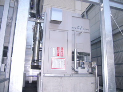 ブライン冷却設備 冷凍機は、ノンフロン（アンモニア）冷媒、エバコン方式の屋外設置型4台設置。