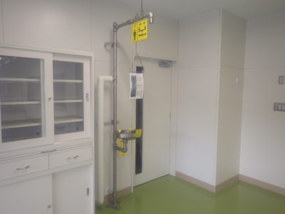 化学物質を取り扱う実験室に緊急用シャワー設備を設置しました。