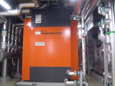 機械室：蓄熱式電気温水発生機（暖房の熱源となる温水をつくる機械です。）