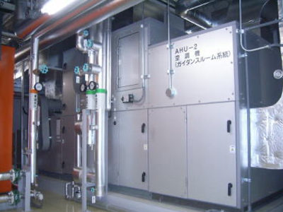 機械室：空調機（主に展示スペースの空調を行う機械で全部で3台あります。）