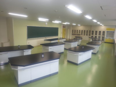 理科実験室です。札幌開成中等教育学校は国際バカロレア認定の取得を目指していますが、この実験室から将来のノーベル賞受賞者が現れるかもしれませんね。